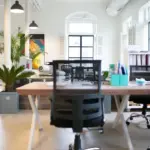 Pas godt på din ryg og vælg den rigtige kontorstol til dit hjørneskrivebord - 6 tips til at vælge den rette